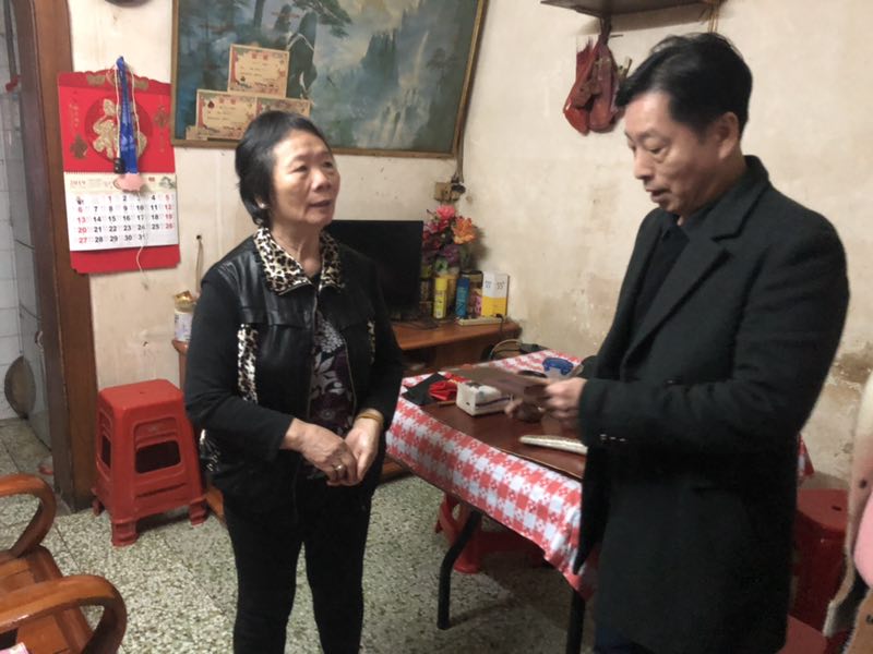 公司领导春节前夕慰问社区特困户