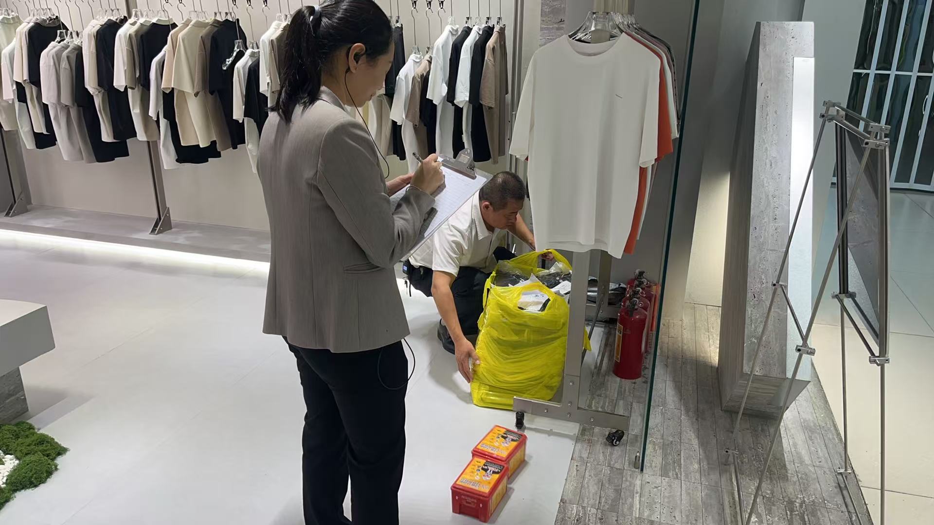 红棉积极推进消防安全升级，为全体商户统一更换灭火器与消防面具...