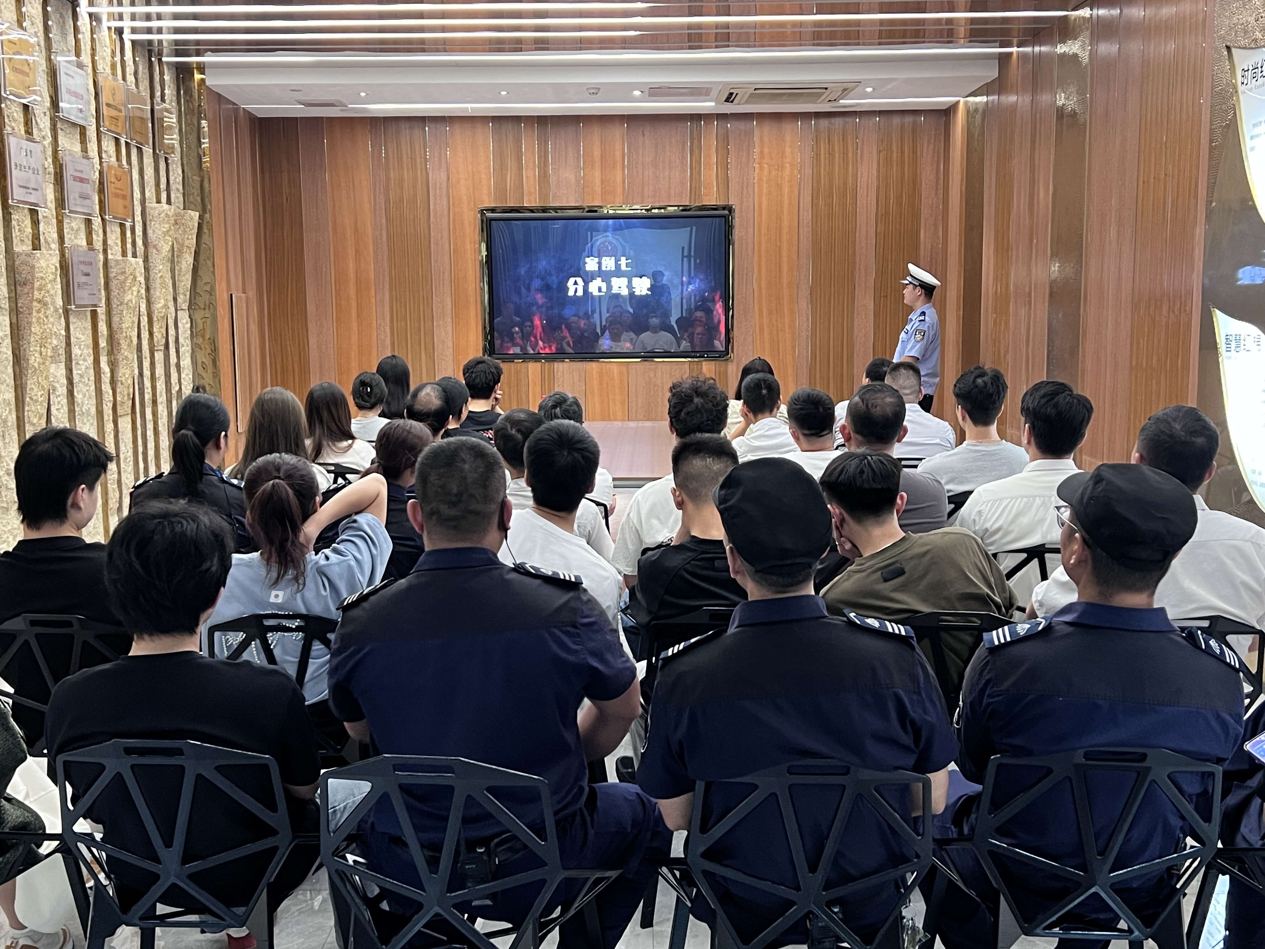 红棉国际时装城开展交通安全培训