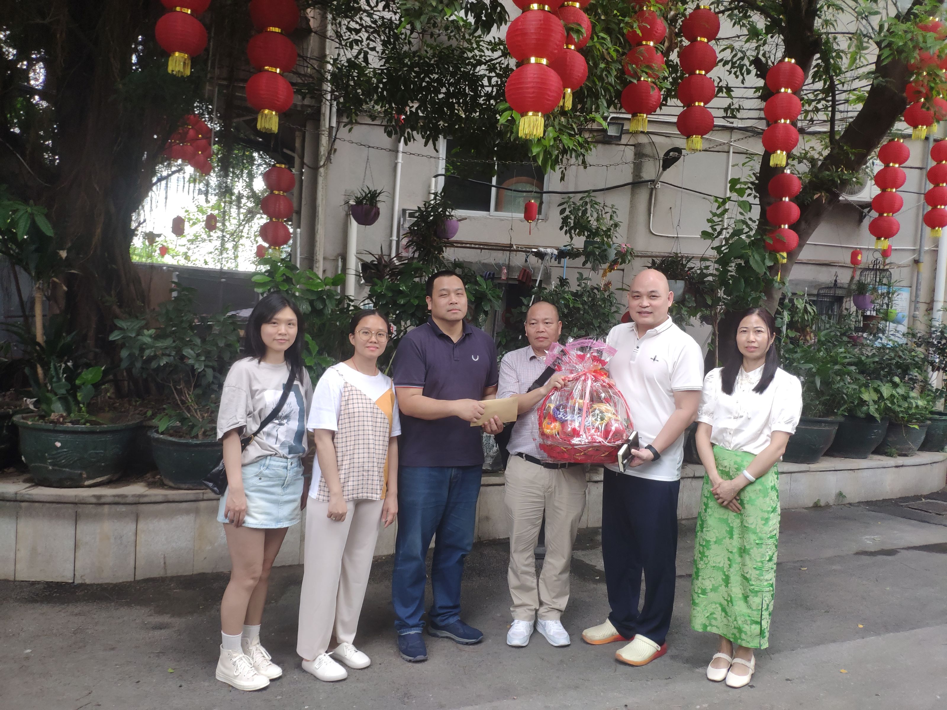 情系困难青少年 温情关爱暖人心